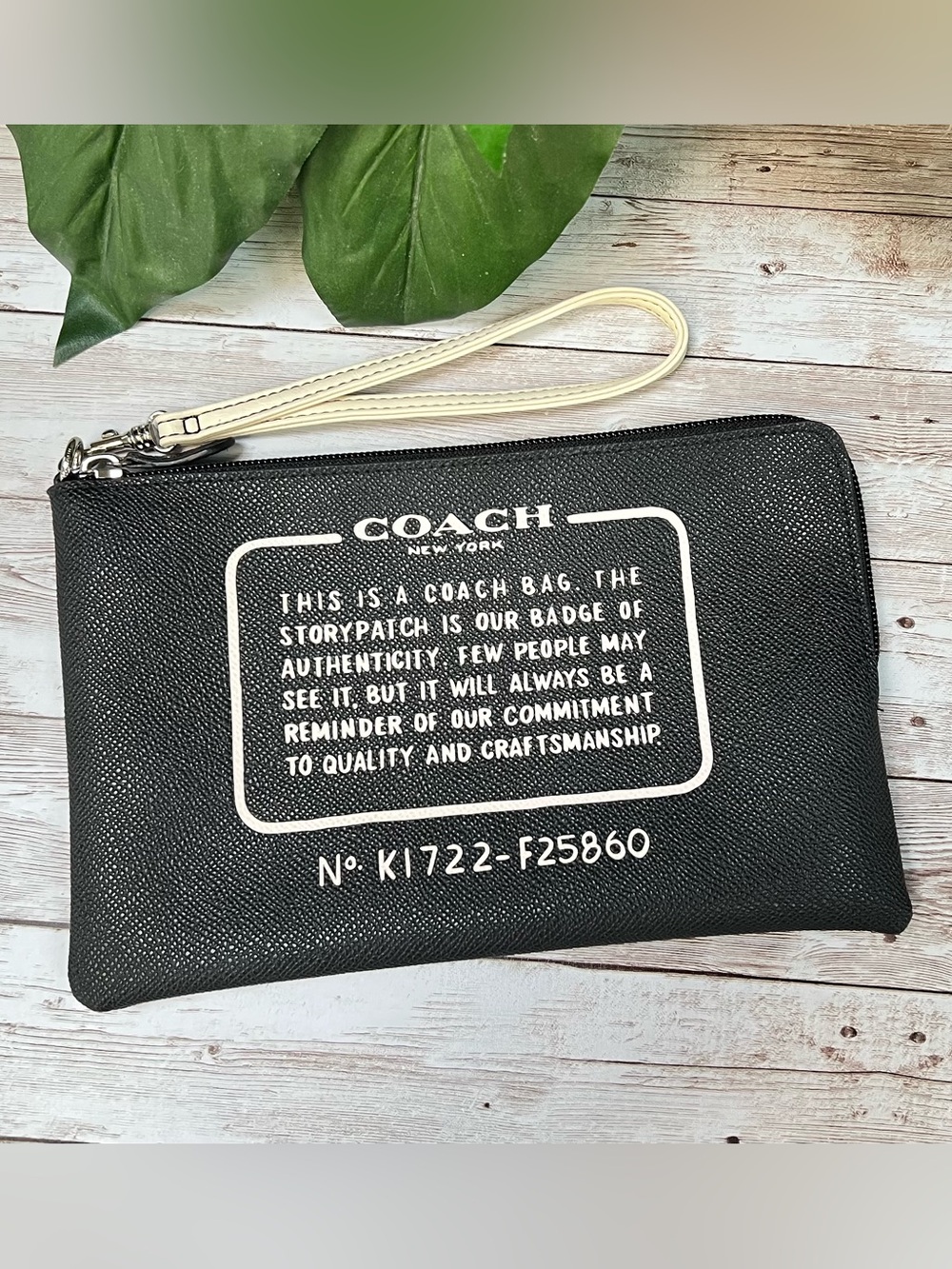 Coach Storypatch Black
Crossgrain Leather Zip Wristlet/Pouch